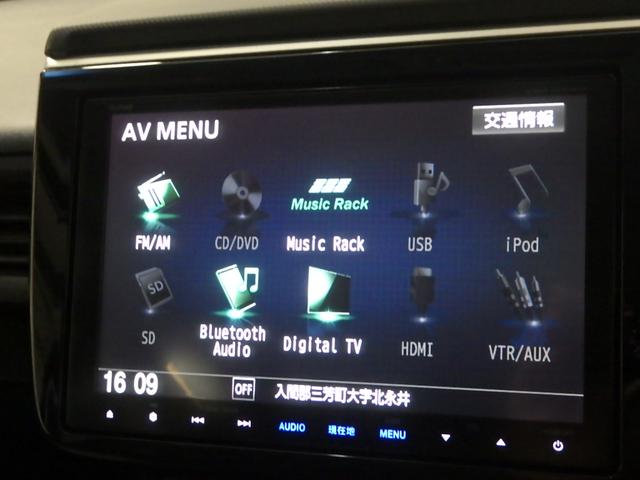センターパネルにスッキリと収まった純正オーディオ（ＣＤ再生ＡＭ／ＦＭチューナー）です！お気に入りの音楽・ラジオを聴きながら楽しいドライブをお楽しみくださいね♪