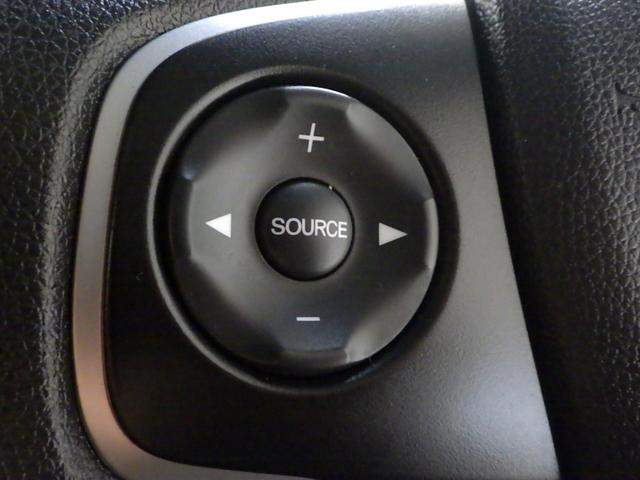 ハンドルにオーディオの操作スイッチが装備されています！視線を前方から外さずハンドルから手を離さずに操作できるのでとっても安全ですね♪