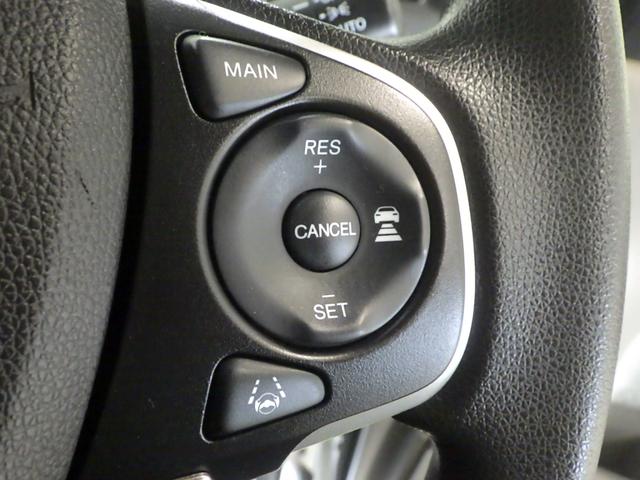 ハンドル右側にはクルーズコントロールのスイッチが装備され運転中の操作も安心して行えます！