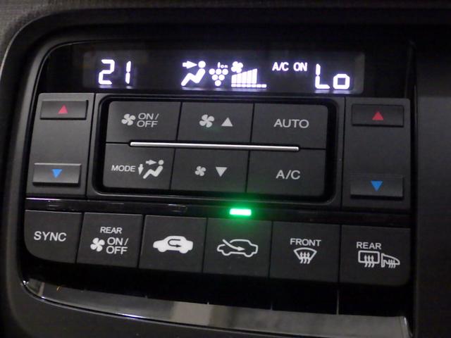 オートエアコンは左右席で独立温度コントロールが可能です。運転席はキンキンに冷やして助手席はマイルドにと言った設定が可能です☆暑さ寒さでケンカすることもなくなりますね♪