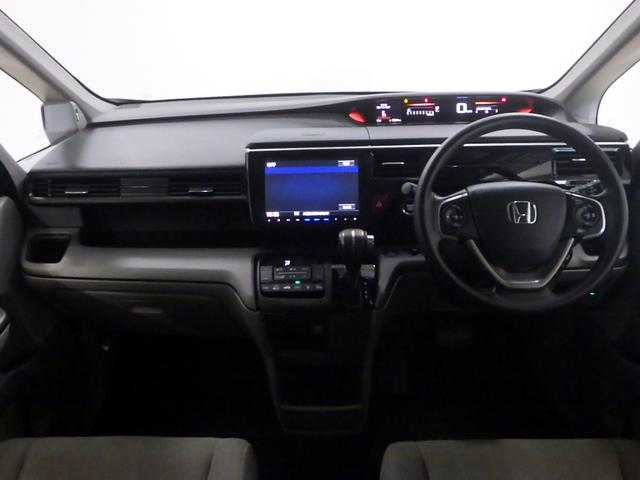 ドライバーを包み込むように、ディスプレーやスイッチ、コンソールを配置。座った瞬間から運転への期待が！空間そのものの心地よさにこだわっています。