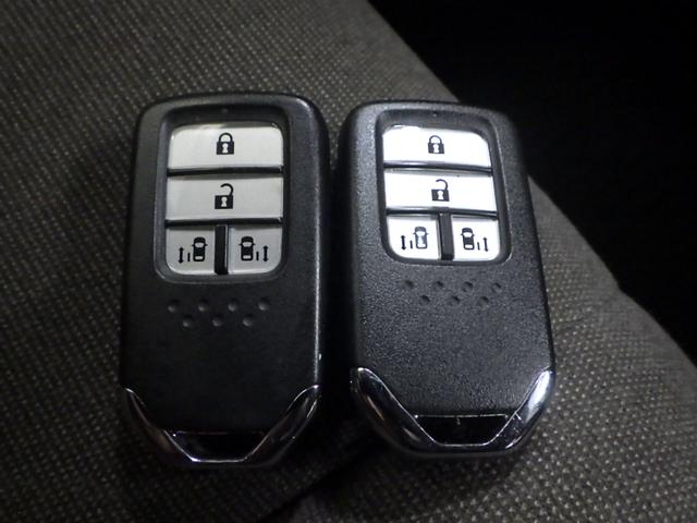 スマートキー付！キーを取り出さなくてもドアロックの施錠・開錠、エンジンの始動が出来ます！雨の日や荷物の多い日にとても便利ですね♪