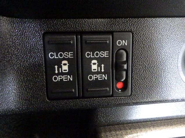 両側電動スライドドア！！荷物で手が塞がる時など簡単にドアの開閉が出来ます！何より力いらずで開閉ＯＫ！女性やお年寄りにも優しい♪電動機能はＯＦＦにもできますから元気なお子様の駆け出しも安心！