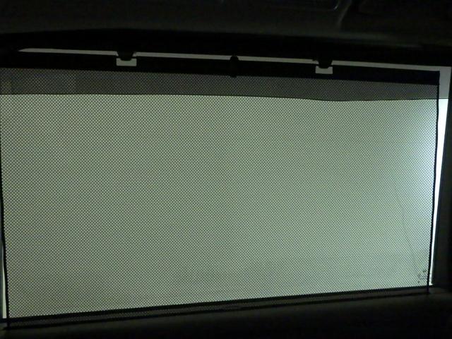 ロールサンシェード付きです。