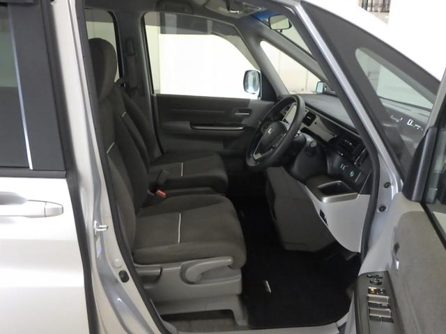 運転席は大きな座面と包み込むような背もたれが身体全体を支えます。上質なシートを採用し長時間の運転やコーナーの多い道も快適です。座ったときの頭上スペースも余裕たっぷりでロングドライブも楽チンです♪