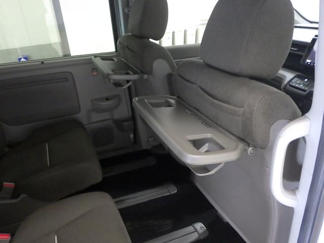 おやつタイムに活躍するシートバックテーブル付きです。