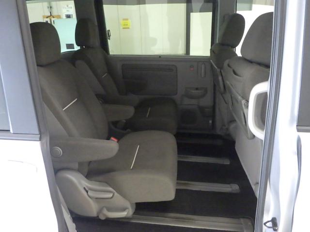２列目はキャプテンシートになっているのでゆったり快適にお過ごしいただけます。３列目への乗り降りもラクラクですね♪