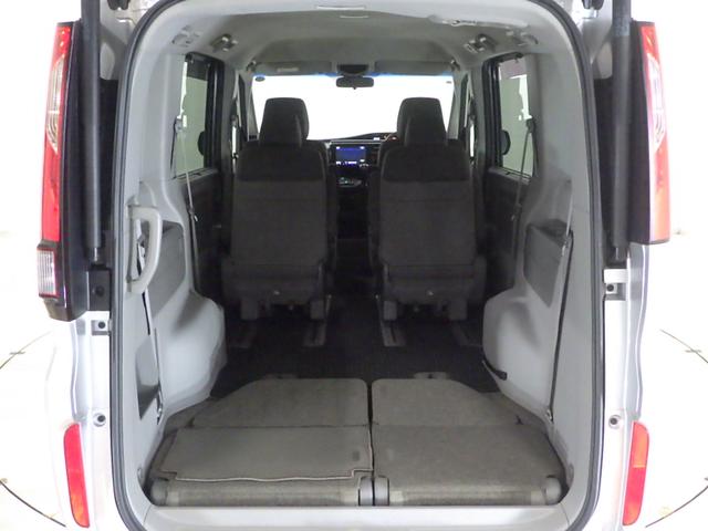 ２列目・３列目を収納すればこんなに広々スペースの出来上がり！大きな荷物も積み込み可能です。