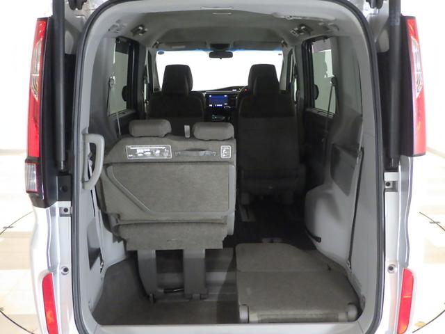 荷物によって片側のみシートを倒して使うことも出来ます！