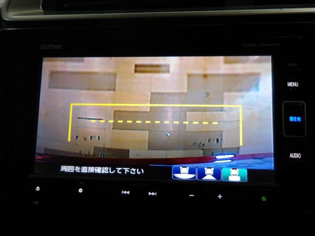 フィット １３Ｇ・Ｓホンダセンシング　純正７インチナビ　バックカメラ　ＣＤ／ＤＶＤ再生　フルセグＴＶ　ＵＢＳ接続　Ｂｌｕｅｔｏｏｔｈ接続　ｉＰｏｄ　前後ドラレコ　アームレストコンソール　ＬＥＤライト　ＥＴＣ　ワンオーナー車　リヤカメラ（3枚目）