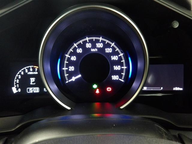 フィット １３Ｇ・Ｓホンダセンシング　純正７インチナビ　バックカメラ　ＣＤ／ＤＶＤ再生　フルセグＴＶ　ＵＢＳ接続　Ｂｌｕｅｔｏｏｔｈ接続　ｉＰｏｄ　前後ドラレコ　アームレストコンソール　ＬＥＤライト　ＥＴＣ　ワンオーナー車　リヤカメラ（13枚目）