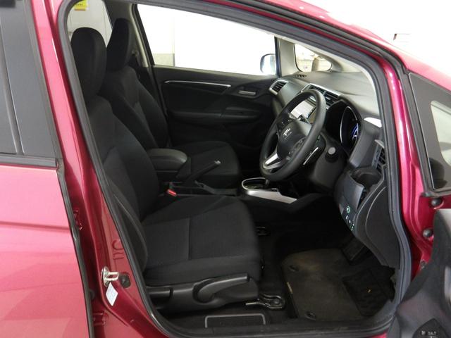 フィット １３Ｇ・Ｓホンダセンシング　純正７インチナビ　バックカメラ　ＣＤ／ＤＶＤ再生　フルセグＴＶ　ＵＢＳ接続　Ｂｌｕｅｔｏｏｔｈ接続　ｉＰｏｄ　前後ドラレコ　アームレストコンソール　ＬＥＤライト　ＥＴＣ　ワンオーナー車　リヤカメラ（18枚目）