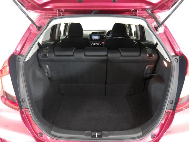 フィット １３Ｇ・Ｓホンダセンシング　純正７インチナビ　バックカメラ　ＣＤ／ＤＶＤ再生　フルセグＴＶ　ＵＢＳ接続　Ｂｌｕｅｔｏｏｔｈ接続　ｉＰｏｄ　前後ドラレコ　アームレストコンソール　ＬＥＤライト　ＥＴＣ　ワンオーナー車　リヤカメラ（21枚目）