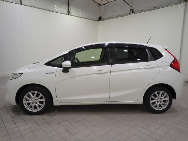 フィットハイブリッド Ｌパッケージ　１オーナ　禁煙　サイドエアバック　ＤＶＤ再生　ＬＥＤ　ＥＣＯＮ　バックカメラ　オートクルーズコントロール　ＥＴＣ　ＥＳＣ　ＡＵＴＯエアコン　ＡＢＳ　運転席助手席エアバッグ　キーフリー（4枚目）