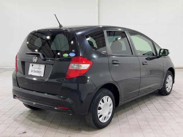 フィット １３Ｇ・スマートセレクション　記録簿付き　禁煙　ＵＳＢ入力　Ｗエアバッグ　セキュリティアラーム　ＥＴＣ付き　ＤＶＤ再生　キーフリー　ＰＳ　オートエアコン　ＰＷ　エアバック　ＡＢＳ　ワンセグ　ナビＴＶ　ワンオーナー　スマキ－（4枚目）