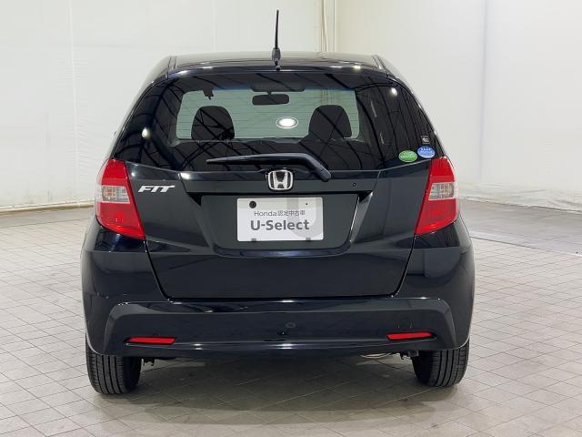 フィット １３Ｇ・スマートセレクション　記録簿付き　禁煙　ＵＳＢ入力　Ｗエアバッグ　セキュリティアラーム　ＥＴＣ付き　ＤＶＤ再生　キーフリー　ＰＳ　オートエアコン　ＰＷ　エアバック　ＡＢＳ　ワンセグ　ナビＴＶ　ワンオーナー　スマキ－（6枚目）