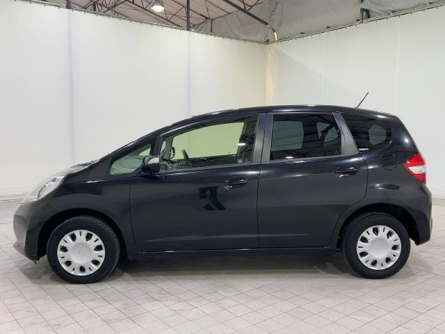 フィット １３Ｇ・スマートセレクション　記録簿付き　禁煙　ＵＳＢ入力　Ｗエアバッグ　セキュリティアラーム　ＥＴＣ付き　ＤＶＤ再生　キーフリー　ＰＳ　オートエアコン　ＰＷ　エアバック　ＡＢＳ　ワンセグ　ナビＴＶ　ワンオーナー　スマキ－（7枚目）