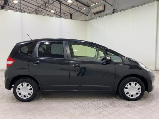 フィット １３Ｇ・スマートセレクション　記録簿付き　禁煙　ＵＳＢ入力　Ｗエアバッグ　セキュリティアラーム　ＥＴＣ付き　ＤＶＤ再生　キーフリー　ＰＳ　オートエアコン　ＰＷ　エアバック　ＡＢＳ　ワンセグ　ナビＴＶ　ワンオーナー　スマキ－（8枚目）