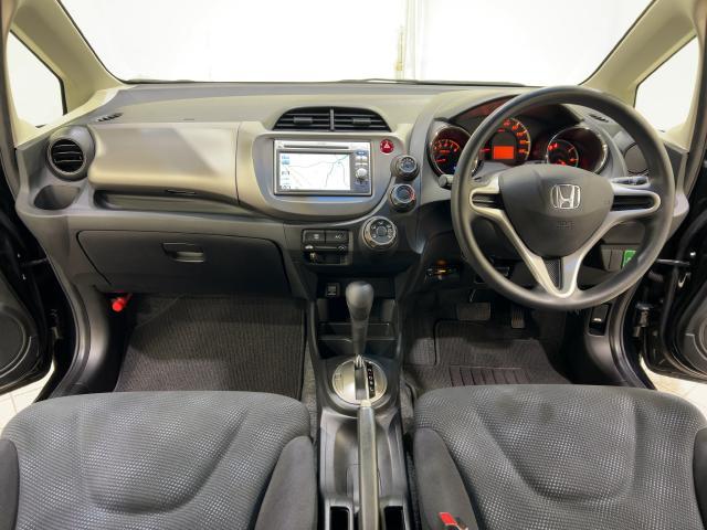 フィット １３Ｇ・スマートセレクション　記録簿付き　禁煙　ＵＳＢ入力　Ｗエアバッグ　セキュリティアラーム　ＥＴＣ付き　ＤＶＤ再生　キーフリー　ＰＳ　オートエアコン　ＰＷ　エアバック　ＡＢＳ　ワンセグ　ナビＴＶ　ワンオーナー　スマキ－（9枚目）