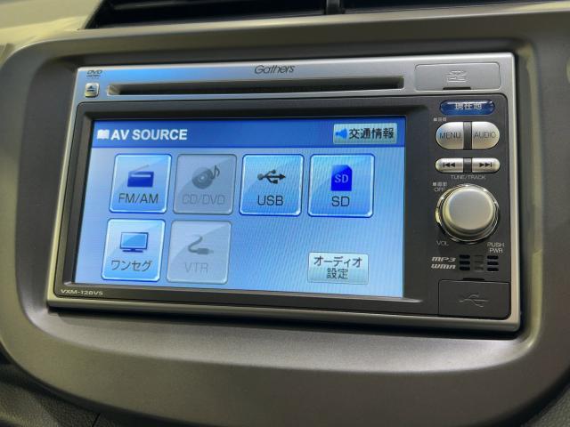 フィット １３Ｇ・スマートセレクション　記録簿付き　禁煙　ＵＳＢ入力　Ｗエアバッグ　セキュリティアラーム　ＥＴＣ付き　ＤＶＤ再生　キーフリー　ＰＳ　オートエアコン　ＰＷ　エアバック　ＡＢＳ　ワンセグ　ナビＴＶ　ワンオーナー　スマキ－（11枚目）