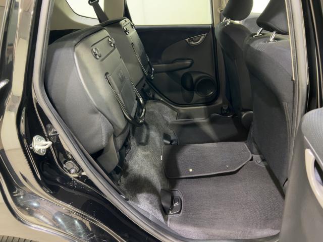 フィット １３Ｇ・スマートセレクション　記録簿付き　禁煙　ＵＳＢ入力　Ｗエアバッグ　セキュリティアラーム　ＥＴＣ付き　ＤＶＤ再生　キーフリー　ＰＳ　オートエアコン　ＰＷ　エアバック　ＡＢＳ　ワンセグ　ナビＴＶ　ワンオーナー　スマキ－（16枚目）