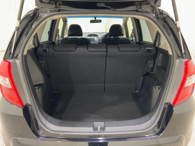 フィット １３Ｇ・スマートセレクション　記録簿付き　禁煙　ＵＳＢ入力　Ｗエアバッグ　セキュリティアラーム　ＥＴＣ付き　ＤＶＤ再生　キーフリー　ＰＳ　オートエアコン　ＰＷ　エアバック　ＡＢＳ　ワンセグ　ナビＴＶ　ワンオーナー　スマキ－（17枚目）