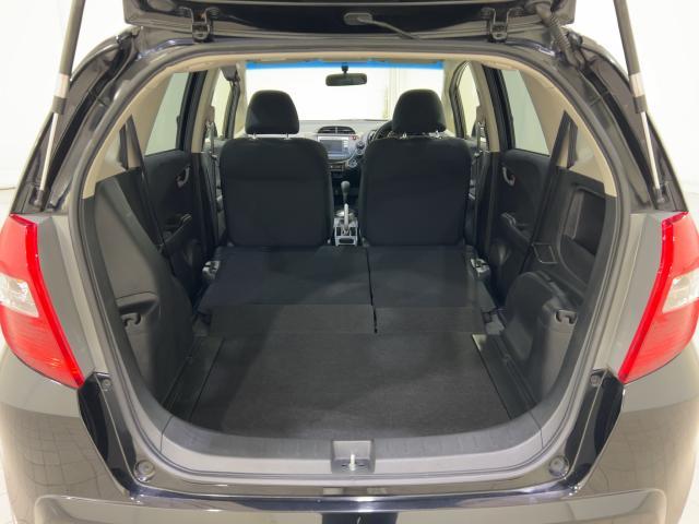 フィット １３Ｇ・スマートセレクション　記録簿付き　禁煙　ＵＳＢ入力　Ｗエアバッグ　セキュリティアラーム　ＥＴＣ付き　ＤＶＤ再生　キーフリー　ＰＳ　オートエアコン　ＰＷ　エアバック　ＡＢＳ　ワンセグ　ナビＴＶ　ワンオーナー　スマキ－（18枚目）