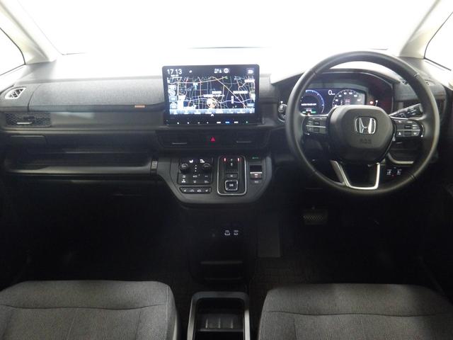 �h���C�o�[���ݍ��ނ悤�ɁA�f�B�X�v���[��X�C�b�`�A�R���\�[����z�u�B�������u�Ԃ���^�]�ւ̊��҂��I��Ԃ��̂��̂̐S�n�悳�ɂ�������Ă��܂��B