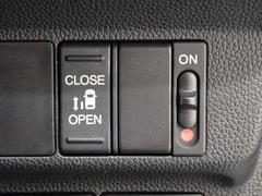 【左側パワースライドドア】左側がパワースライドドアになっており、運転席のスイッチやキーレスエントリーのボタンからでも開閉が可能です！狭い駐車場でのお子様の乗り降りに便利です！ 7