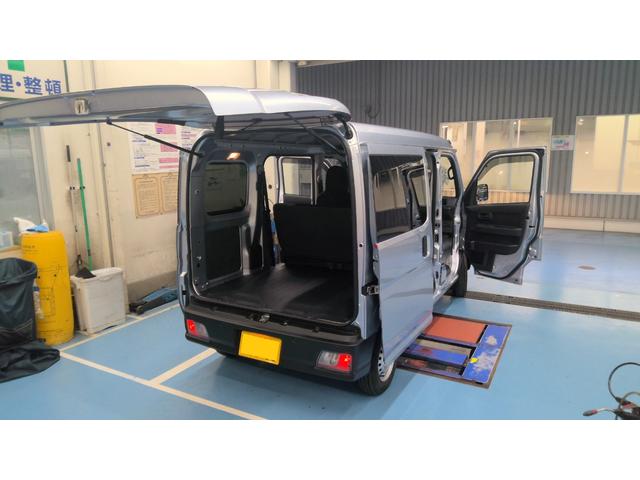 ハイゼットカーゴ ＤＸ　サポカーＳワイド適合　ラジオ　エアコン　アクセサリーソケット　コーナーセンサー　アイドリングストップ　光軸調整ダイヤル　横滑り防止機能　誤発進抑制機能　パワーウインドウ　キーレス（8枚目）