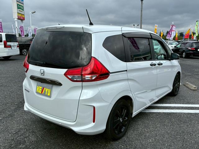 フリード Ｇブラックスタイル　買取直販車　禁煙　６人乗り　ワンオーナー　純正９インチナビ　バックカメラ　フルセグ　Ｂｌｕｅｔｏｏｔｈ　レザー調シートカバー　ホンダセンシング　シートヒーター　両側電動スライドドア　ＥＴＣ　ドラレコ（3枚目）