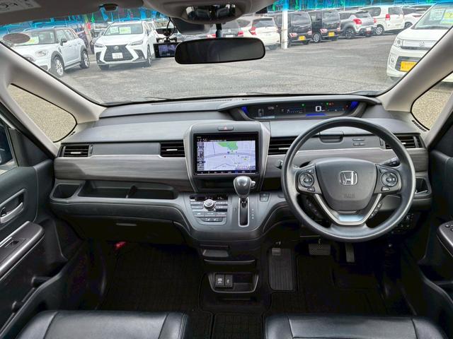 フリード Ｇブラックスタイル　買取直販車　禁煙　６人乗り　ワンオーナー　純正９インチナビ　バックカメラ　フルセグ　Ｂｌｕｅｔｏｏｔｈ　レザー調シートカバー　ホンダセンシング　シートヒーター　両側電動スライドドア　ＥＴＣ　ドラレコ（4枚目）