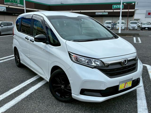 フリード Ｇブラックスタイル　買取直販車　禁煙　６人乗り　ワンオーナー　純正９インチナビ　バックカメラ　フルセグ　Ｂｌｕｅｔｏｏｔｈ　レザー調シートカバー　ホンダセンシング　シートヒーター　両側電動スライドドア　ＥＴＣ　ドラレコ（6枚目）