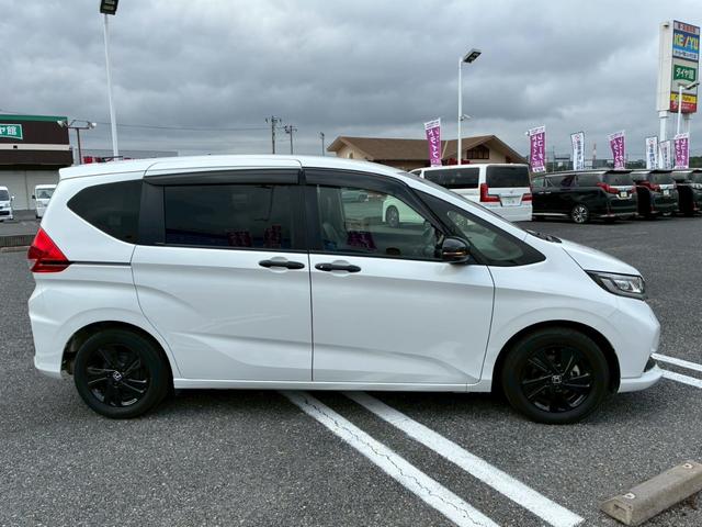 フリード Ｇブラックスタイル　買取直販車　禁煙　６人乗り　ワンオーナー　純正９インチナビ　バックカメラ　フルセグ　Ｂｌｕｅｔｏｏｔｈ　レザー調シートカバー　ホンダセンシング　シートヒーター　両側電動スライドドア　ＥＴＣ　ドラレコ（7枚目）