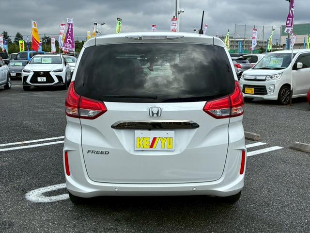 フリード Ｇブラックスタイル　買取直販車　禁煙　６人乗り　ワンオーナー　純正９インチナビ　バックカメラ　フルセグ　Ｂｌｕｅｔｏｏｔｈ　レザー調シートカバー　ホンダセンシング　シートヒーター　両側電動スライドドア　ＥＴＣ　ドラレコ（8枚目）