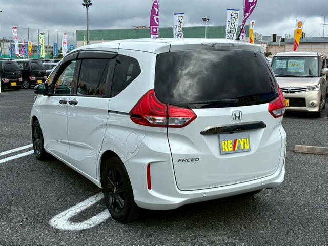 フリード Ｇブラックスタイル　買取直販車　禁煙　６人乗り　ワンオーナー　純正９インチナビ　バックカメラ　フルセグ　Ｂｌｕｅｔｏｏｔｈ　レザー調シートカバー　ホンダセンシング　シートヒーター　両側電動スライドドア　ＥＴＣ　ドラレコ（9枚目）