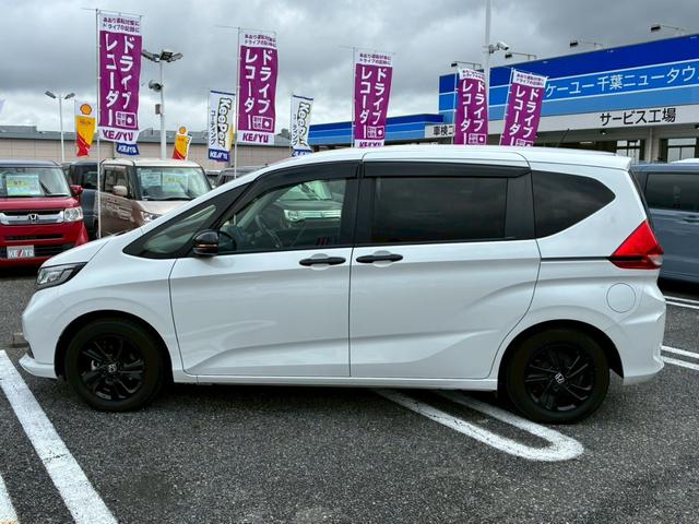 フリード Ｇブラックスタイル　買取直販車　禁煙　６人乗り　ワンオーナー　純正９インチナビ　バックカメラ　フルセグ　Ｂｌｕｅｔｏｏｔｈ　レザー調シートカバー　ホンダセンシング　シートヒーター　両側電動スライドドア　ＥＴＣ　ドラレコ（10枚目）