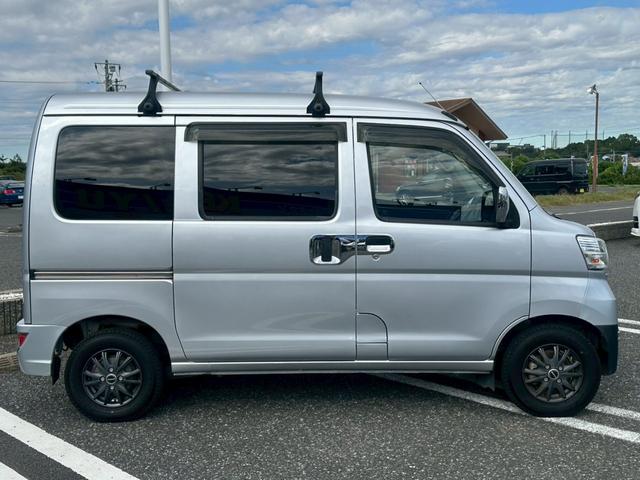 ハイゼットカーゴ ＤＸ　ＳＡＩＩＩ【下取直販】【５速ＭＴ】　衝突被害軽減　車線逸脱警告　社外９型ディスプレイオーディオ　Ｂｌｕｅｔｏｏｔｈ　カープレイ　バックカメラ　ＬＥＤライト　フォグランプ　オートハイビーム　キーレス　ＥＴＣ　オーバーヘッドコンソール（7枚目）