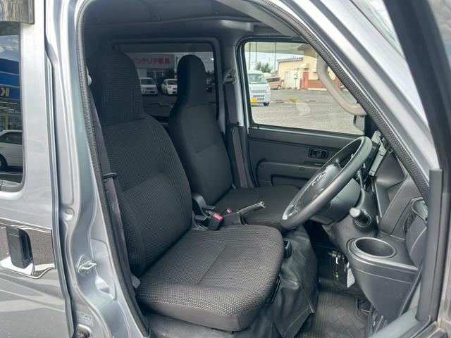ハイゼットカーゴ ＤＸ　ＳＡＩＩＩ【下取直販】【５速ＭＴ】　衝突被害軽減　車線逸脱警告　社外９型ディスプレイオーディオ　Ｂｌｕｅｔｏｏｔｈ　カープレイ　バックカメラ　ＬＥＤライト　フォグランプ　オートハイビーム　キーレス　ＥＴＣ　オーバーヘッドコンソール（13枚目）