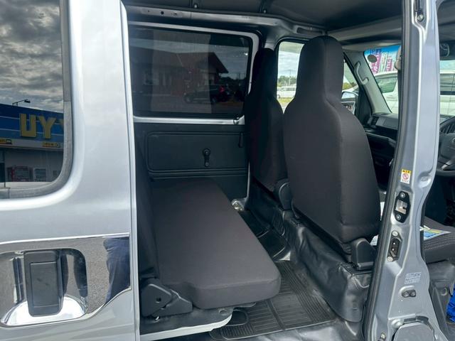 ハイゼットカーゴ ＤＸ　ＳＡＩＩＩ【下取直販】【５速ＭＴ】　衝突被害軽減　車線逸脱警告　社外９型ディスプレイオーディオ　Ｂｌｕｅｔｏｏｔｈ　カープレイ　バックカメラ　ＬＥＤライト　フォグランプ　オートハイビーム　キーレス　ＥＴＣ　オーバーヘッドコンソール（14枚目）