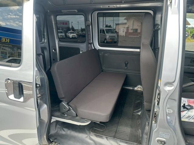 ハイゼットカーゴ ＤＸ　ＳＡＩＩＩ【下取直販】【５速ＭＴ】　衝突被害軽減　車線逸脱警告　社外９型ディスプレイオーディオ　Ｂｌｕｅｔｏｏｔｈ　カープレイ　バックカメラ　ＬＥＤライト　フォグランプ　オートハイビーム　キーレス　ＥＴＣ　オーバーヘッドコンソール（15枚目）