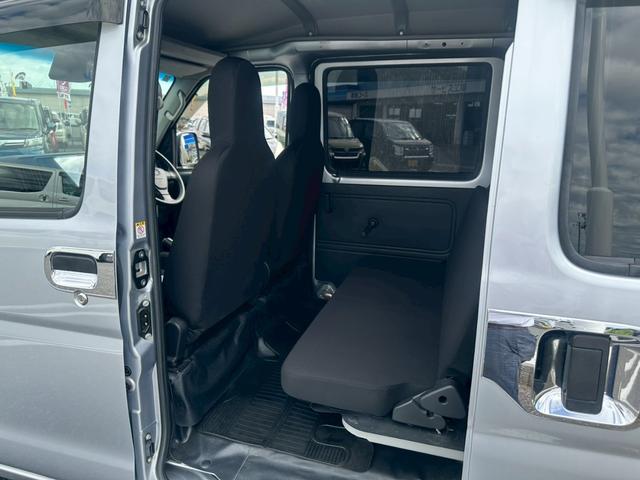 ハイゼットカーゴ ＤＸ　ＳＡＩＩＩ【下取直販】【５速ＭＴ】　衝突被害軽減　車線逸脱警告　社外９型ディスプレイオーディオ　Ｂｌｕｅｔｏｏｔｈ　カープレイ　バックカメラ　ＬＥＤライト　フォグランプ　オートハイビーム　キーレス　ＥＴＣ　オーバーヘッドコンソール（18枚目）
