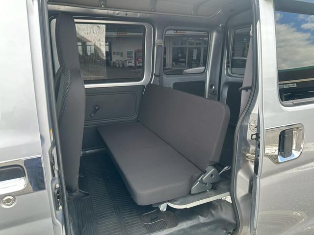 ハイゼットカーゴ ＤＸ　ＳＡＩＩＩ【下取直販】【５速ＭＴ】　衝突被害軽減　車線逸脱警告　社外９型ディスプレイオーディオ　Ｂｌｕｅｔｏｏｔｈ　カープレイ　バックカメラ　ＬＥＤライト　フォグランプ　オートハイビーム　キーレス　ＥＴＣ　オーバーヘッドコンソール（19枚目）