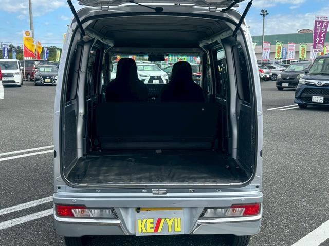 ハイゼットカーゴ ＤＸ　ＳＡＩＩＩ【下取直販】【５速ＭＴ】　衝突被害軽減　車線逸脱警告　社外９型ディスプレイオーディオ　Ｂｌｕｅｔｏｏｔｈ　カープレイ　バックカメラ　ＬＥＤライト　フォグランプ　オートハイビーム　キーレス　ＥＴＣ　オーバーヘッドコンソール（20枚目）