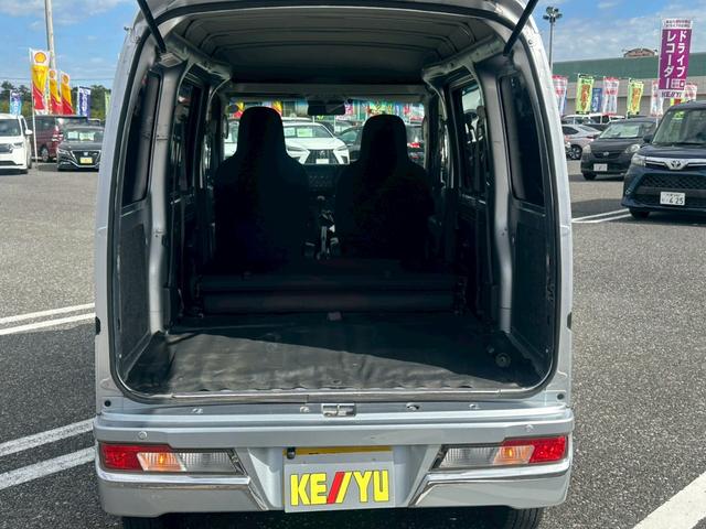 ハイゼットカーゴ ＤＸ　ＳＡＩＩＩ【下取直販】【５速ＭＴ】　衝突被害軽減　車線逸脱警告　社外９型ディスプレイオーディオ　Ｂｌｕｅｔｏｏｔｈ　カープレイ　バックカメラ　ＬＥＤライト　フォグランプ　オートハイビーム　キーレス　ＥＴＣ　オーバーヘッドコンソール（21枚目）