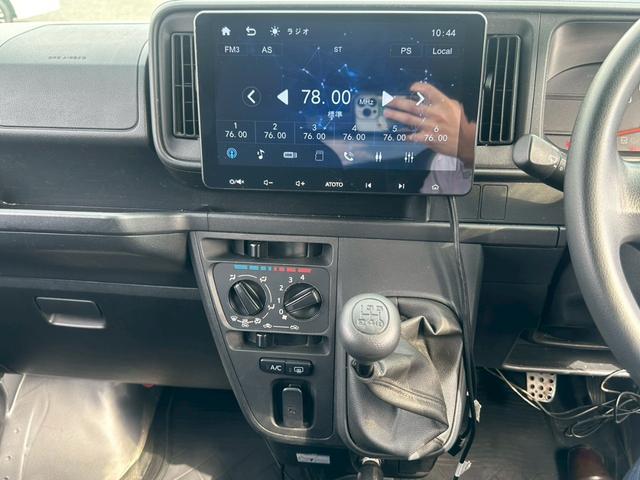 ハイゼットカーゴ ＤＸ　ＳＡＩＩＩ【下取直販】【５速ＭＴ】　衝突被害軽減　車線逸脱警告　社外９型ディスプレイオーディオ　Ｂｌｕｅｔｏｏｔｈ　カープレイ　バックカメラ　ＬＥＤライト　フォグランプ　オートハイビーム　キーレス　ＥＴＣ　オーバーヘッドコンソール（22枚目）