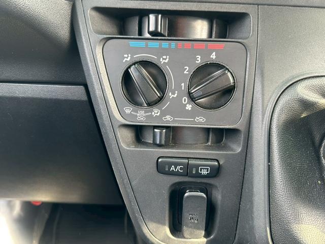 ハイゼットカーゴ ＤＸ　ＳＡＩＩＩ【下取直販】【５速ＭＴ】　衝突被害軽減　車線逸脱警告　社外９型ディスプレイオーディオ　Ｂｌｕｅｔｏｏｔｈ　カープレイ　バックカメラ　ＬＥＤライト　フォグランプ　オートハイビーム　キーレス　ＥＴＣ　オーバーヘッドコンソール（27枚目）