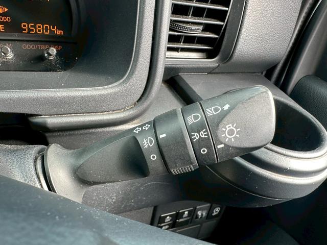 ハイゼットカーゴ ＤＸ　ＳＡＩＩＩ【下取直販】【５速ＭＴ】　衝突被害軽減　車線逸脱警告　社外９型ディスプレイオーディオ　Ｂｌｕｅｔｏｏｔｈ　カープレイ　バックカメラ　ＬＥＤライト　フォグランプ　オートハイビーム　キーレス　ＥＴＣ　オーバーヘッドコンソール（32枚目）