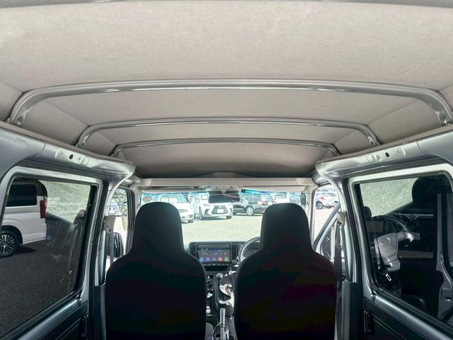 ハイゼットカーゴ ＤＸ　ＳＡＩＩＩ【下取直販】【５速ＭＴ】　衝突被害軽減　車線逸脱警告　社外９型ディスプレイオーディオ　Ｂｌｕｅｔｏｏｔｈ　カープレイ　バックカメラ　ＬＥＤライト　フォグランプ　オートハイビーム　キーレス　ＥＴＣ　オーバーヘッドコンソール（35枚目）