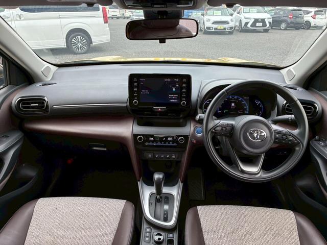 ヤリスクロス ハイブリッドZ【4WD】【下取直販】 衝突被害軽減 車線逸脱警告 アダプティブクルコン 純正9型ディスプレイ フルセグ Bluetooth AC1500W バックカメラ ETC LEDライト コーナーセンサー 電動ハーフレザーシート 禁煙(4枚目)